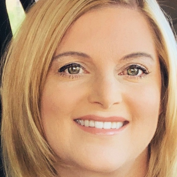 Meet your Posher, Carrie - Picture 2 of 3